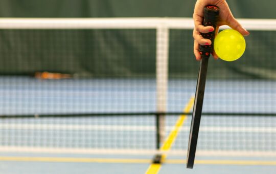 how to play pickleball